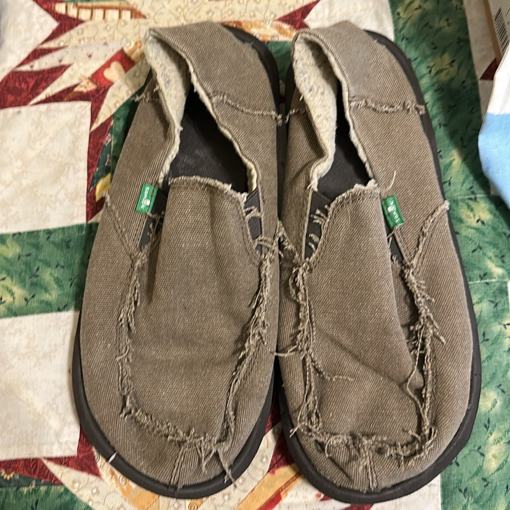 Multiple Pairs Of Sanuk And One Pair Of Tom’s Des… - image 6